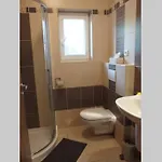 Příjemný Křoví V Rodinném Domku Se Sdíleným Bazénem, Terasou A Zahradou Appartement Krovi