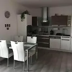 Příjemný Křoví V Rodinném Domku Se Sdíleným Bazénem, Terasou A Zahradou * Krovi