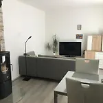 Příjemný Křoví V Rodinném Domku Se Sdíleným Bazénem, Terasou A Zahradou