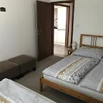 Příjemný Křoví V Rodinném Domku Se Sdíleným Bazénem, Terasou A Zahradou