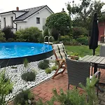 Příjemný Křoví V Rodinném Domku Se Sdíleným Bazénem, Terasou A Zahradou