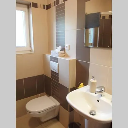 Příjemný Křoví V Rodinném Domku Se Sdíleným Bazénem, Terasou A Zahradou *