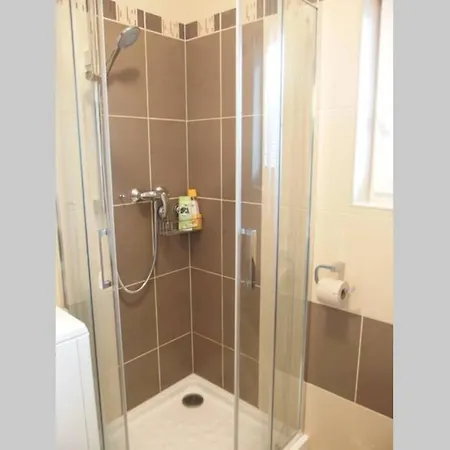 Apartamento Příjemný Křoví V Rodinném Domku Se Sdíleným Bazénem, Terasou A Zahradou