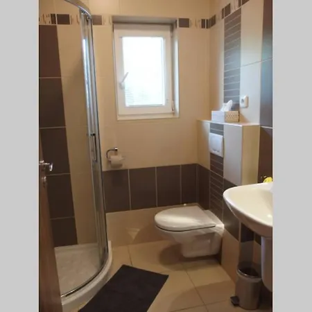 Příjemný Křoví V Rodinném Domku Se Sdíleným Bazénem, Terasou A Zahradou Apartamento Krovi