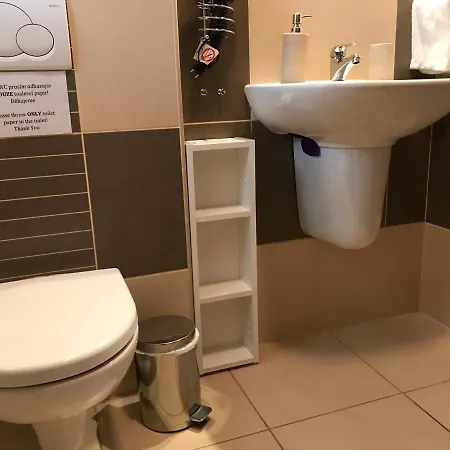 Příjemný Křoví V Rodinném Domku Se Sdíleným Bazénem, Terasou A Zahradou Apartamento Krovi