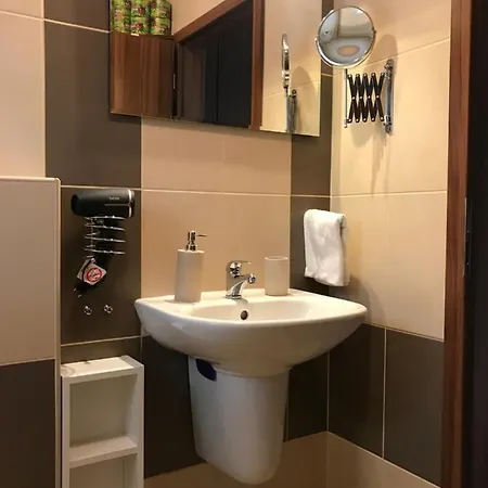 Apartamento Příjemný Křoví V Rodinném Domku Se Sdíleným Bazénem, Terasou A Zahradou *