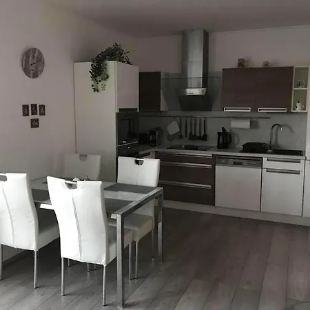 Příjemný Křoví V Rodinném Domku Se Sdíleným Bazénem, Terasou A Zahradou * Krovi