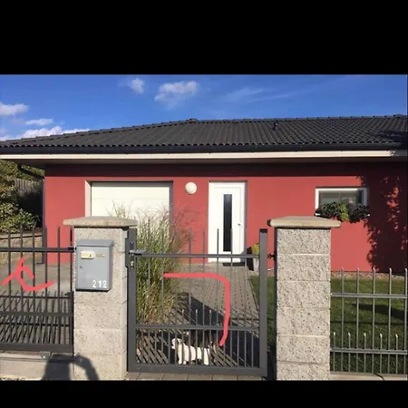 Prijemny V Rodinnem Domku Se Sdilenym Bazenem, Terasou A Zahradou Apartment *