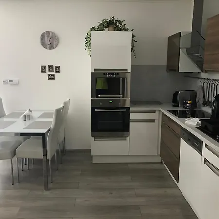 Apartamento Příjemný Křoví V Rodinném Domku Se Sdíleným Bazénem, Terasou A Zahradou