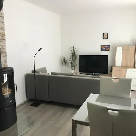 Příjemný Křoví V Rodinném Domku Se Sdíleným Bazénem, Terasou A Zahradou
