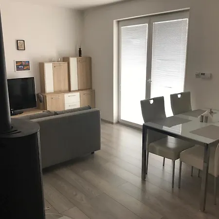Apartamento Příjemný Křoví V Rodinném Domku Se Sdíleným Bazénem, Terasou A Zahradou Krovi