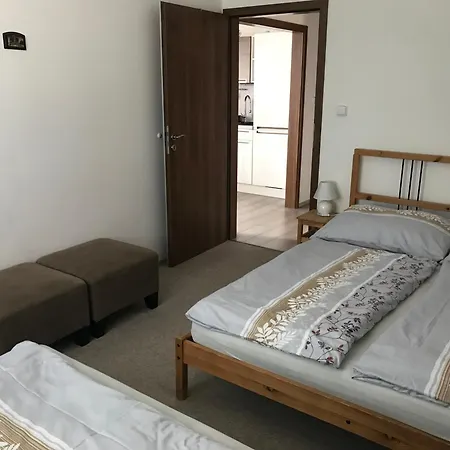 Příjemný Křoví V Rodinném Domku Se Sdíleným Bazénem, Terasou A Zahradou