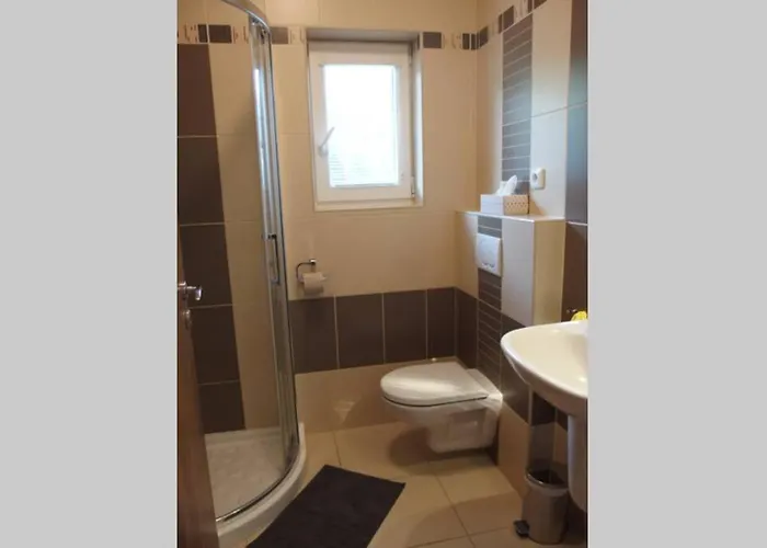 Prijemny V Rodinnem Domku Se Sdilenym Bazenem, Terasou A Zahradou Apartment Krovi