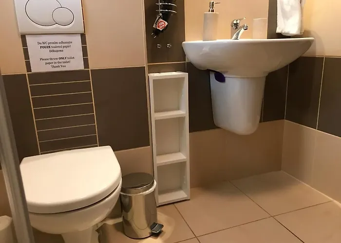 Prijemny V Rodinnem Domku Se Sdilenym Bazenem, Terasou A Zahradou Apartment Krovi