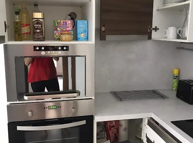 Prijemny V Rodinnem Domku Se Sdilenym Bazenem, Terasou A Zahradou Apartment *