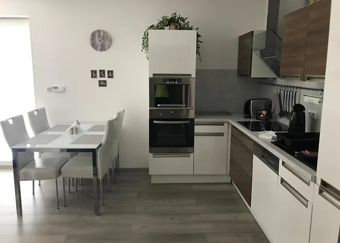 Apartment Prijemny V Rodinnem Domku Se Sdilenym Bazenem, Terasou A Zahradou